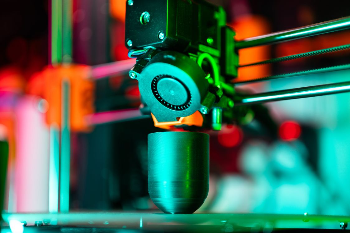 Bambu PETG HF stringing fix - 3D printer nozzle hotend close-up during printing
